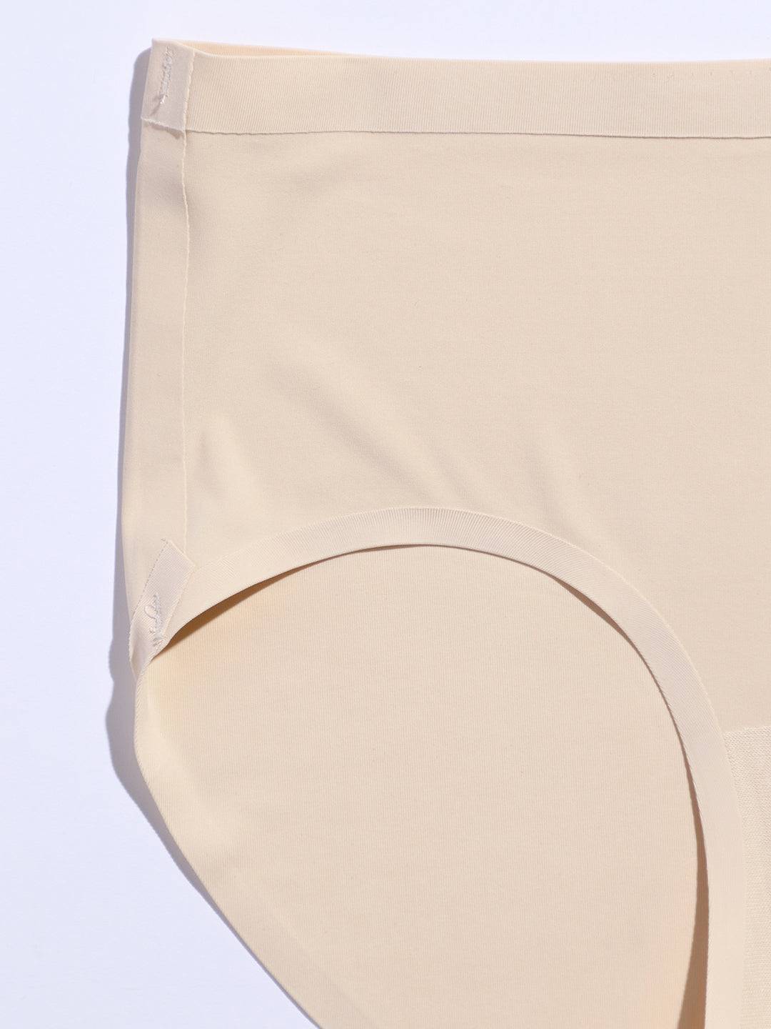 アウターに響きにくいシームレスショーツ